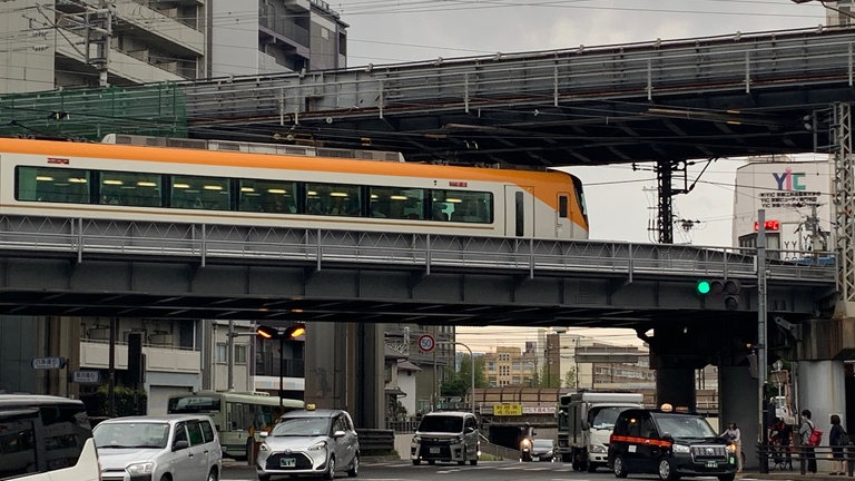 Aufgeständerte Bahntrassen finden sich mitten im Stadtbild.