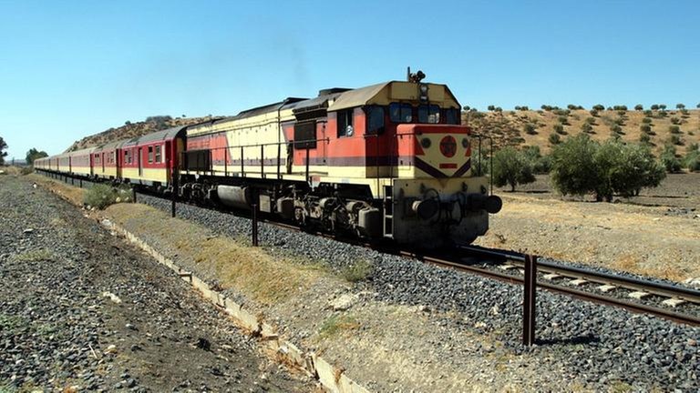 Regulärer Schnellzug auf der Strecke von Fés nach Oujda gezogen von einer Diesel-Elektrolok DH 357, gebaut 1974 vom amerikanischen Lokomotivhersteller General Motors.