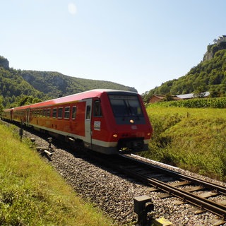 Je Richtung verkehrt alle zwei Stunden ein IRE auf der nur eingleisigen, nicht elektrifizierten Strecke.