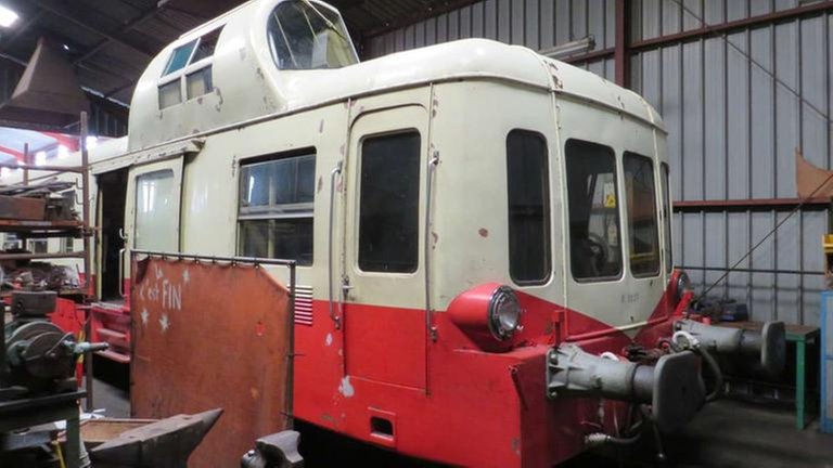 „Picasso“ heißt dieser Zug wegen seiner ungewöhnlich schiefsitzenden Nase auf dem Dach. Er fährt bei der Museumsbahn A.M.E.L.F. auf der Strecke von Vigy nach Hombourg-Budange