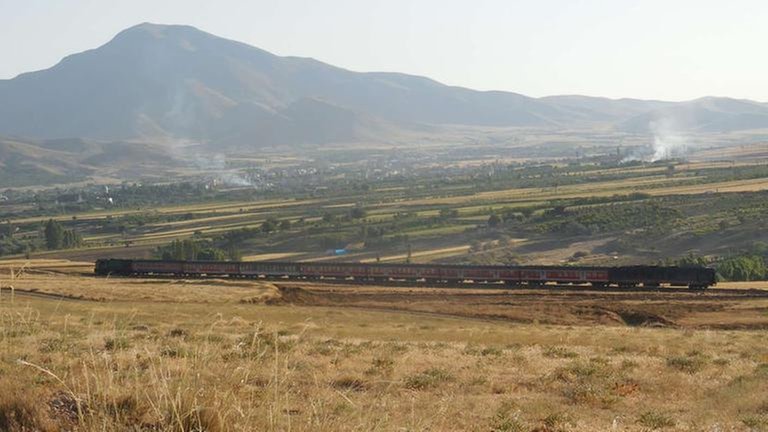 Zwischen Dorud und Arak befindet sich der Scheitelpunkt der Strecke im Zagros-Gebirge.