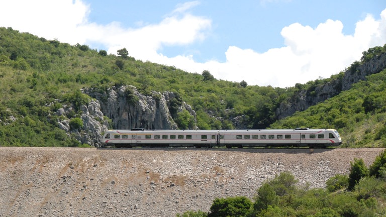 In den Kaltalpen gibt es Strecken mit einer Steigung von bis zu 26 Promille - es handelt sich also um eine Gebirgsbahn.