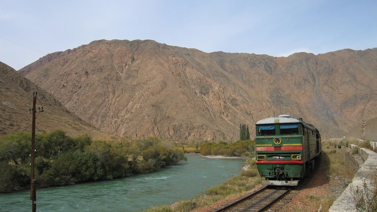 Entlang eines Flusses geht es Richtung Issyk Kul See. Die Strecke wurde nur noch von Güterzügen befahren - unser Sonderzug ist die große Aussnahme.