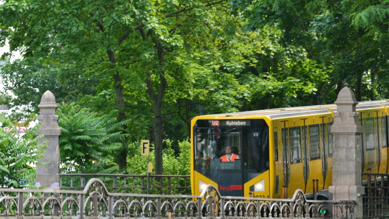 Die U-Bahn der Linie U2 auf dem Weg in den Untergrund. Die Strecke gehört zu den ersten U-Bahnlinien Berlins.
