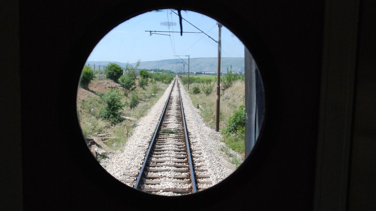 Blick aus dem letzten Wagenfenster auf die Strecke.