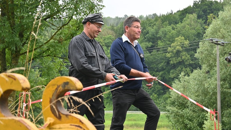 Eröffnung der neuen Strecke nach Katzenstein am 1. August 2021. Rechts: Werner Kuhn, Vorstand HMB (= Verein Härtsfeld-Museumsbahn) Links: Dietmar Fischer, Bauleiter HMB