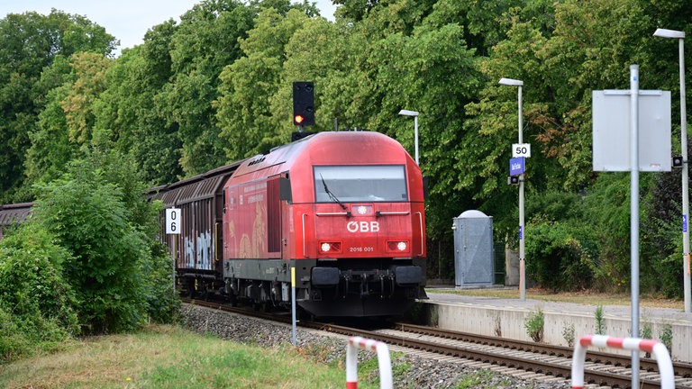 Eigentlich ist die Strecke in Richtung Gutenstein nur eine kleine Nebenstrecke, doch neben dem Personenverkehr gibt es hier noch einen regen Güterverkehr.... 