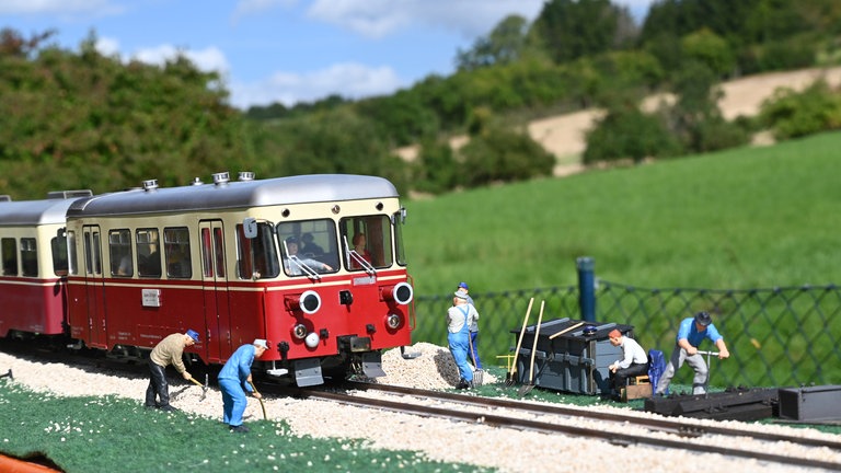 Der Härtsfeldbahn Triebwagen fährt in Dischingen ein – so könnte die Zukunft aussehen. Die Strecke soll bis Dischingen verlängert werden.