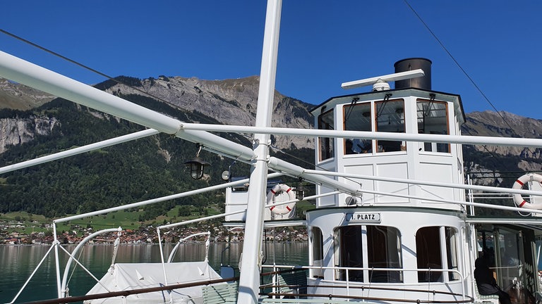 Vom Oberdeck des Schaufelraddampfers geht der Blick in Richtung Rothorn.