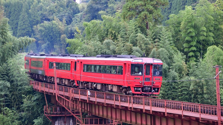 Ein Dieseltriebzug der Baureihe 185, eine Konstruktion aus den achtziger Jahren.