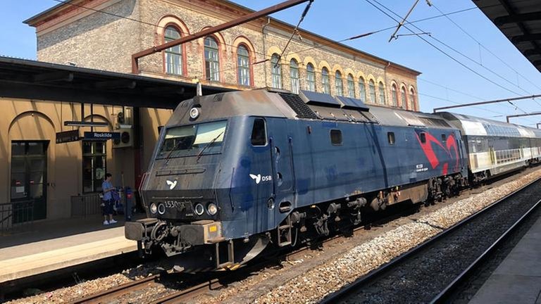 Eine Lokomotive der Baureihe ME mit dieselelektrischer Leistungsübertragung vor dem ältesten Bahnhofsgebäude Dänemarks in Roskilde.