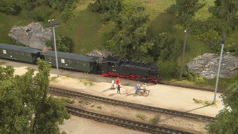 Bei BEMO fuhr das Jahresmodell 2023 über die Anlage. In der EXCLUSIVE METAL COLLECTION gibt es die 99 731 der Zittauer Schmalspurbahn in H0e. 