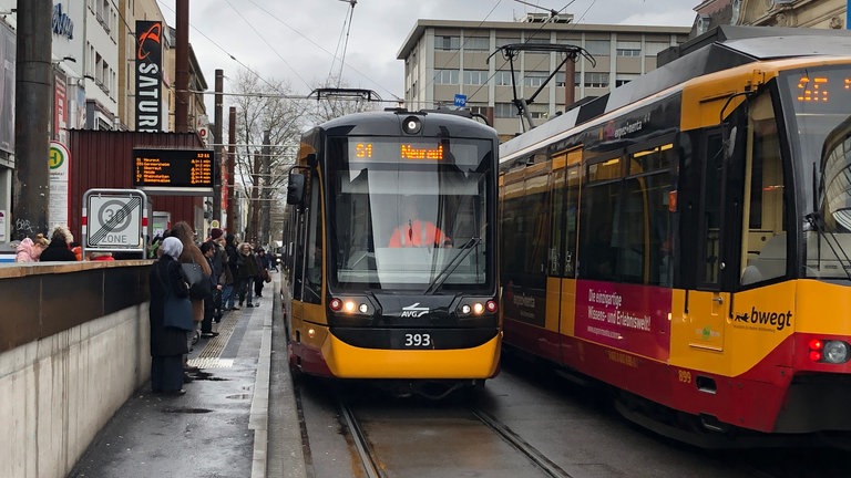 Stadtbahnen am Karlsruher Europaplatz im Stadtzentrum. 