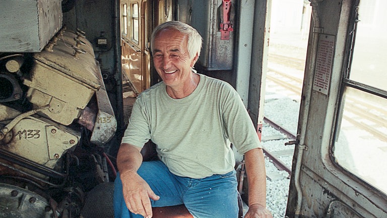 Francois Mattey  im Wrack seines Triebwagen 202, in dem er 30 Jahre lang Dienst tat.