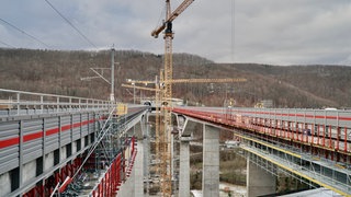Die Filstalbrücke kurz vor der Vollendung. Sie ist 485 Meter lang und mit 85 Metern die höchste Bahnbrücke in Baden-Württembergs und die dritthöchste Deutschlands. Bauzeit waren insgesamt 10 Jahre. 