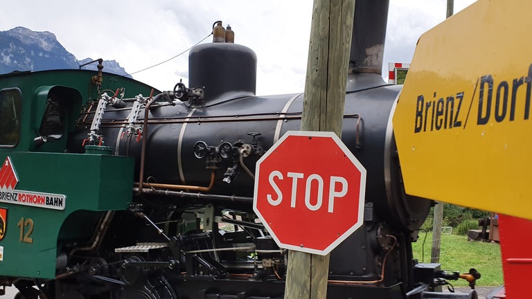 Lok 12 stemmt mit den anderen ölbefeuerten Lokomotiven den stündlichen Pendelverkehr zwischen Brienz und Rothorn Kulm.