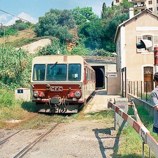 Typische Architektur der Bahnhöfe der Korsischen Eisenbahn