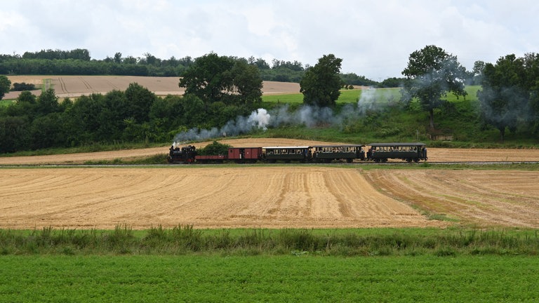 Kurz vor dem Härtsfeldsee hat sich das Egautal geöffnet – eine Szenerie wie vor über 100 Jahren, als die ehemalige Härtsfeldbahn von Aalen bis ins bayerische Dillingen fuhr. 