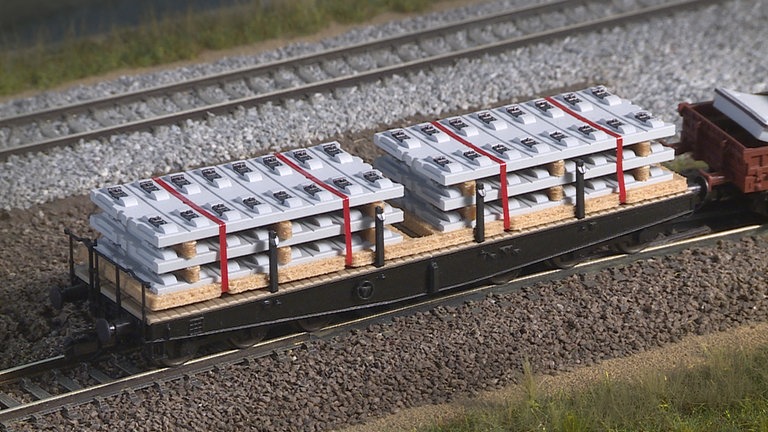 TILLIG erweitert u.a. sein Ladegut-Programm der Firma Bögl. Jetzt gibt es in TT Schwellen für feste Fahrbahnen.