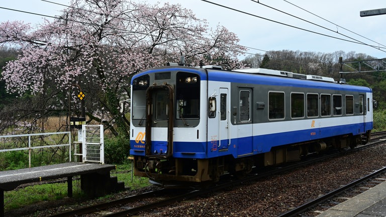 Ein „normal“ lackierter Triebwagen in  Wakura Onsen, ein Badeort, der für seine heißen Quellen bekannt ist.