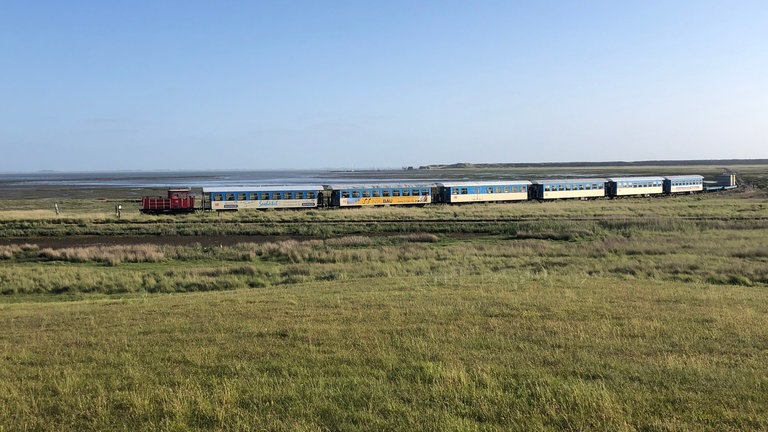 Die Inselbahn in der Nachmittagssonne – sie gehört zur Fernverkehrssparte der DB, das Deutschlandticket gilt hier nicht.
