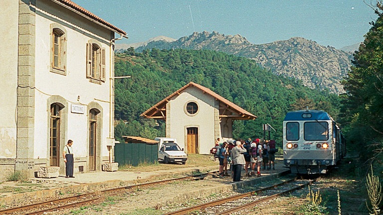 Halt im Bahnhof von Tattone inmitten der korsischen Bergwelt.
