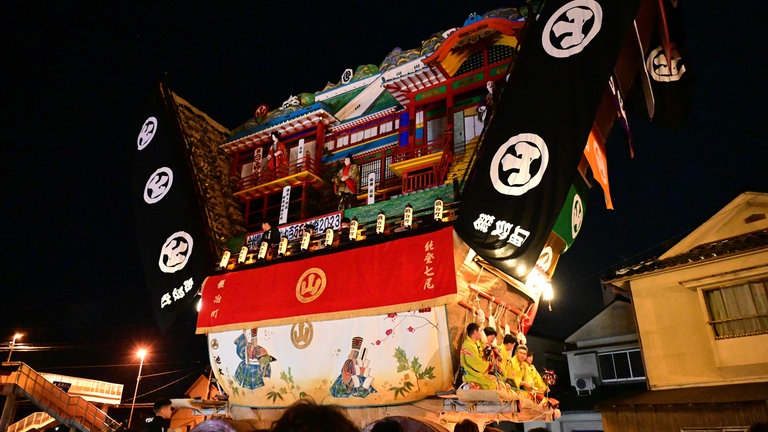 Das Seihaku-Festival beginnt in der Nacht. Zehntausende kommen, um die Wagen zu sehen. Hunderte Helfer ziehen sie unter lautstarken Gesängen durch die Stadt.