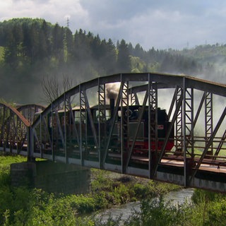 Die Bahn hält auf einer Brücke nahe Rosia Montana