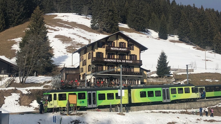 Stopp am Col de Soud. Die Haltestelle wird auch gern von Skifahrern genutzt, die von hier wieder hinauf zum Col de Bretaye fahren – die Zahnradbahn hat hier auch die Funktion eines Skilifts.