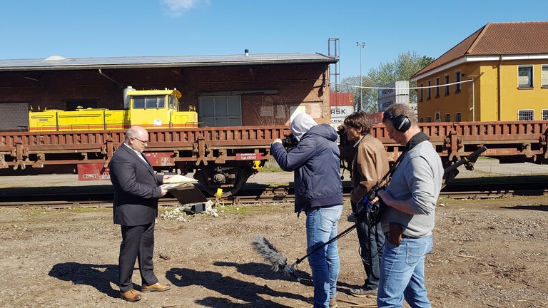 Dreharbeiten auf dem Gelände der Firma BahnLog in Sankt Ingbert. Links Bahnspediteur Jörg Michael Fries.