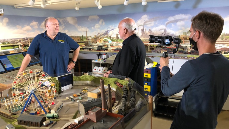 Hagen im Interview mit Roland Haag. Im Laufe der letzten 1.000 Folgen hat Eisenbahn-Romantik immer wieder die Modelleisenbahner der PMW besucht und interviewt.