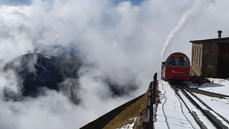 Einfahrt in der Endstation Rothorn Kulm in 2244 Meter Höhe.