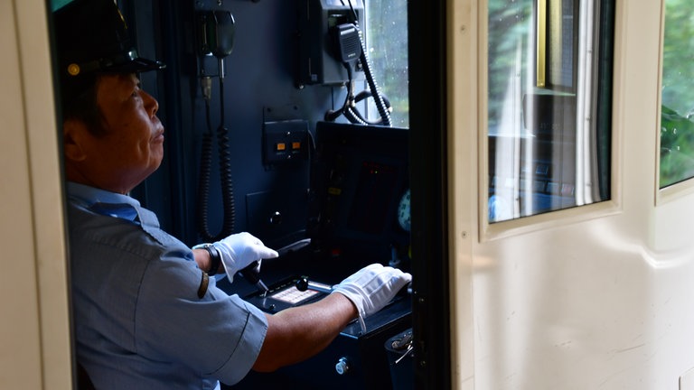 Ein Lokführer im Nahverkehrszug - stets tragen die japanischen Lokführer weiße Handschuhe.