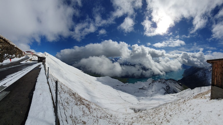 Die Endstation „klebt“ förmlich am Hang. Und in der Verlängerung liegt das Rothorn, das jedoch lediglich per Pedes zu erobern ist.