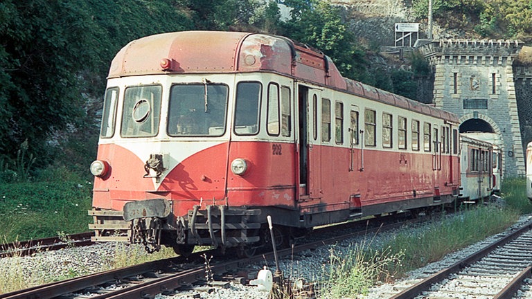 Der Tunnel beginnt direkt hinter dem Bahnhof von Bastia. Auch hier stehen ausgemusterte Triebwagen.
