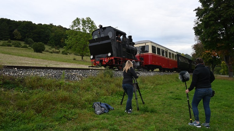 Dreharbeiten am Klosteracker: Kamerafrau Eva Gensch und Tonfrau Katharina Greiner.