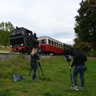 Dreharbeiten am Klosteracker: Kamerafrau Eva Gensch und Tonfrau Katharina Greiner.
