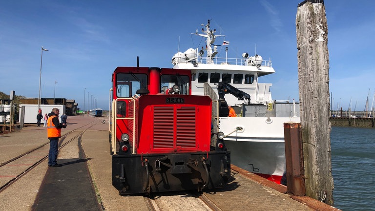 Am Fähranleger auf Wangerooge – Waren werden direkt vom Schiff auf die Bahn geladen.