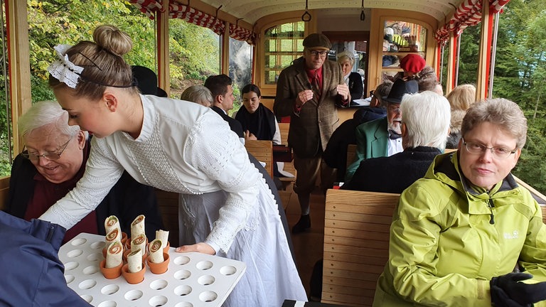 Bei der zweistündigen Fahrt wird im Stil der Belle Epoque ein 11-Gang Menü serviert. Die Rothorn Bahn wirbt damit alle fünf Sinne in genussvoller Weise anzusprechen.