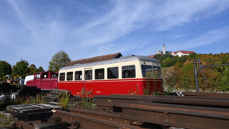Das Kloster, der Jumbo und Triebwagenanhänger TA 101. Der Jumbo wird auch Härtsfeld-Krokodil genannt.