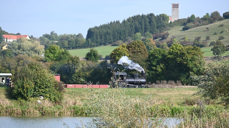 ... am Härtsfeldsee. Im Hintergrund der Szenerie: Burg Katzenstein.