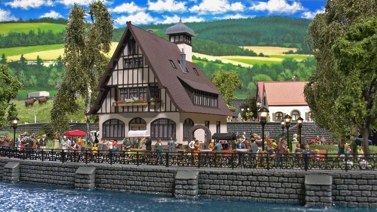 NOCH ist für die Recherche zu diesem Modell nicht weit gereist. Das Vorbild steht in Bregenz am Bodensee. 
