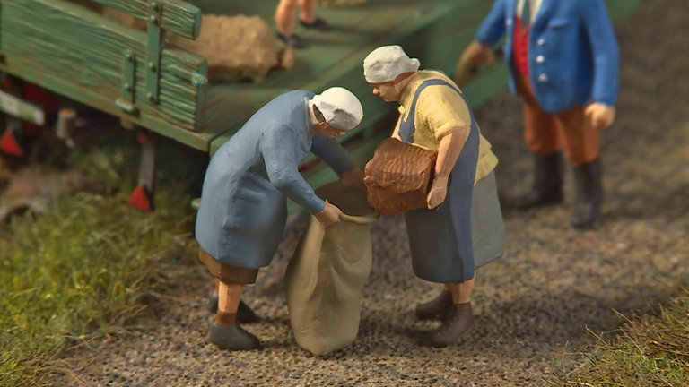 "Mechthild halt den Sack jut feste. Ich schüdde jetzt die Kardoffeln rein“. 