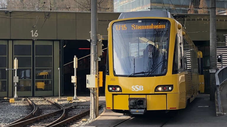 Ausfahrt der U 15 aus dem Betriebshof Heslach. Hier beginnt Carsten Strähle seinen Dienst als Stadtbahnfahrer.