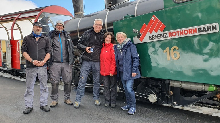 Unser dreiköpfiges SWR-Team wurde in dieser außergewöhnlichen Bergwelt von Stefanie Aebersold von der Brienz-Rothorn-Bahn an alle möglichen und unmöglichen Drehstandorte gelotst.