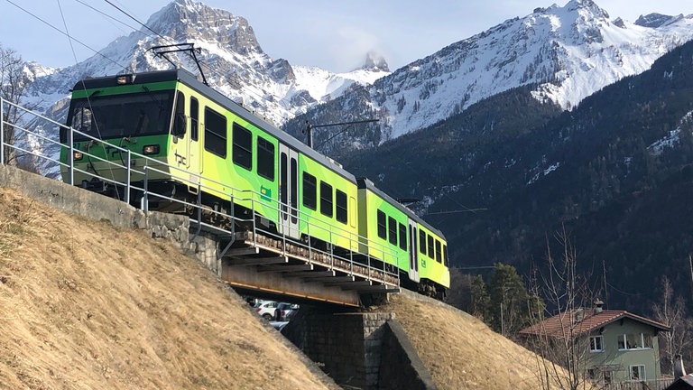 Die Bex-Villars-Bretaye-Bahn beim Aufstieg nach Gryon – hier noch ohne Schnee.