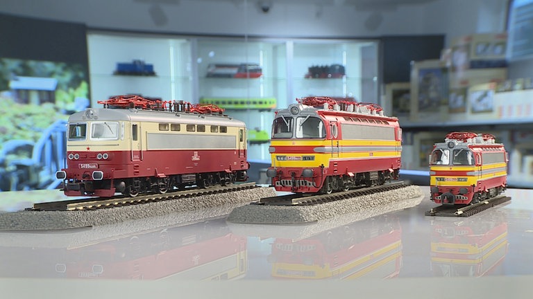Für viele ist die sogenannte Laminatka eine sehr schöne Lok, hier rechts im Bild, in TT und H0. 