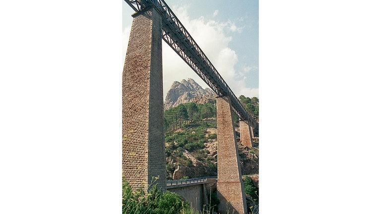 Die höchste und beeindruckendste Brücke, der Pont de Vecchio, erbaut von Gustav Eiffel.