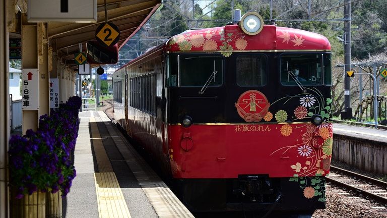 Ein anderer Sonderzug verbindet die Großstadt Kanazawa mit der Noto-Halbinsel. Es ist der Hanayome Noren. 