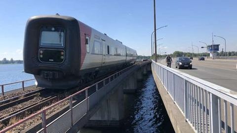 Ob unterwegs per Fahrrad, Auto oder Zug – über die oder andere Brücke muss man rüber, wenn man in Dänemark reist. Hier die nach König Frederik IX. benannte Klappbrücke zwischen Lolland und Falster.